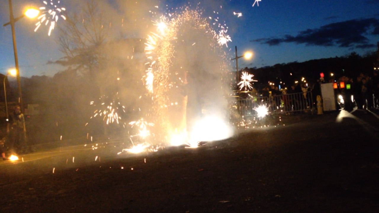 Feu d'artifice au pied du sapin