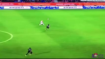 الحارس العملاق مانويل نوير يمارس هواياته في الدفاع