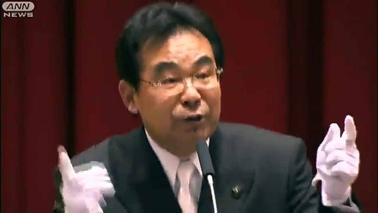 【放送事故】 成人式で突然オッサンがAKBを熱唱　新成人ドン引き