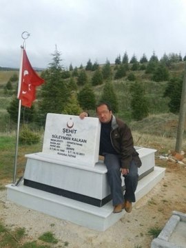 Arkadaşıyım Dedi, Mezarını Ziyaret Etti Sonra da Şehit Ailesini Dolandırdı