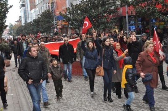 Balıkesir'de 'Ne Mutlu Türküm Diyene' Tabelasının İndirilmesine Tepki
