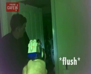 Une surprise effrayante et incroyable pour ce fan de zombie !