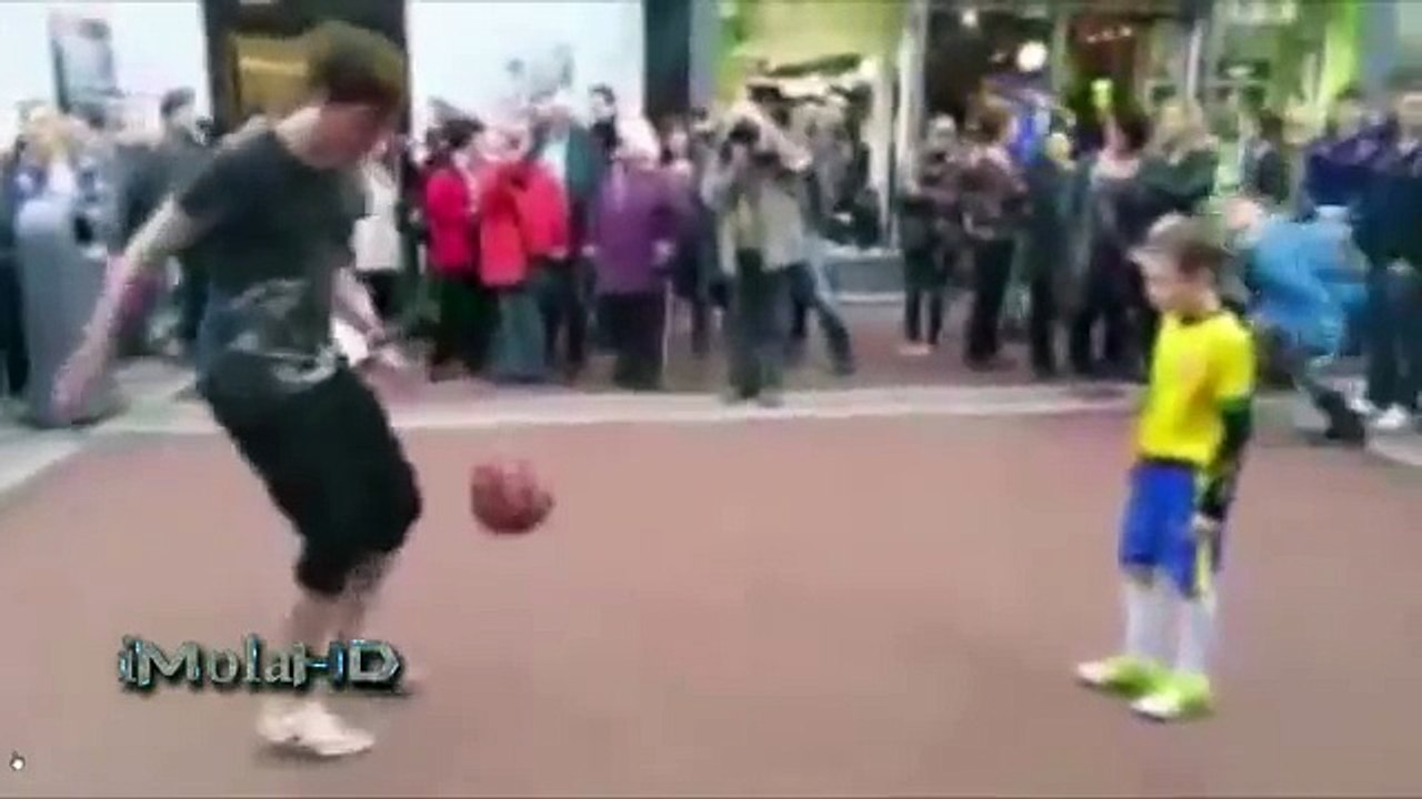 Amazing Brazilian Kids Football Freestyle Skills ( Just 6 Years Old )
