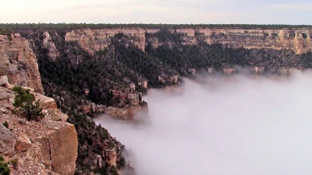 Nuage au fond du Grand Canyon