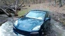 Une Porsche Cayenne traverse une riviere