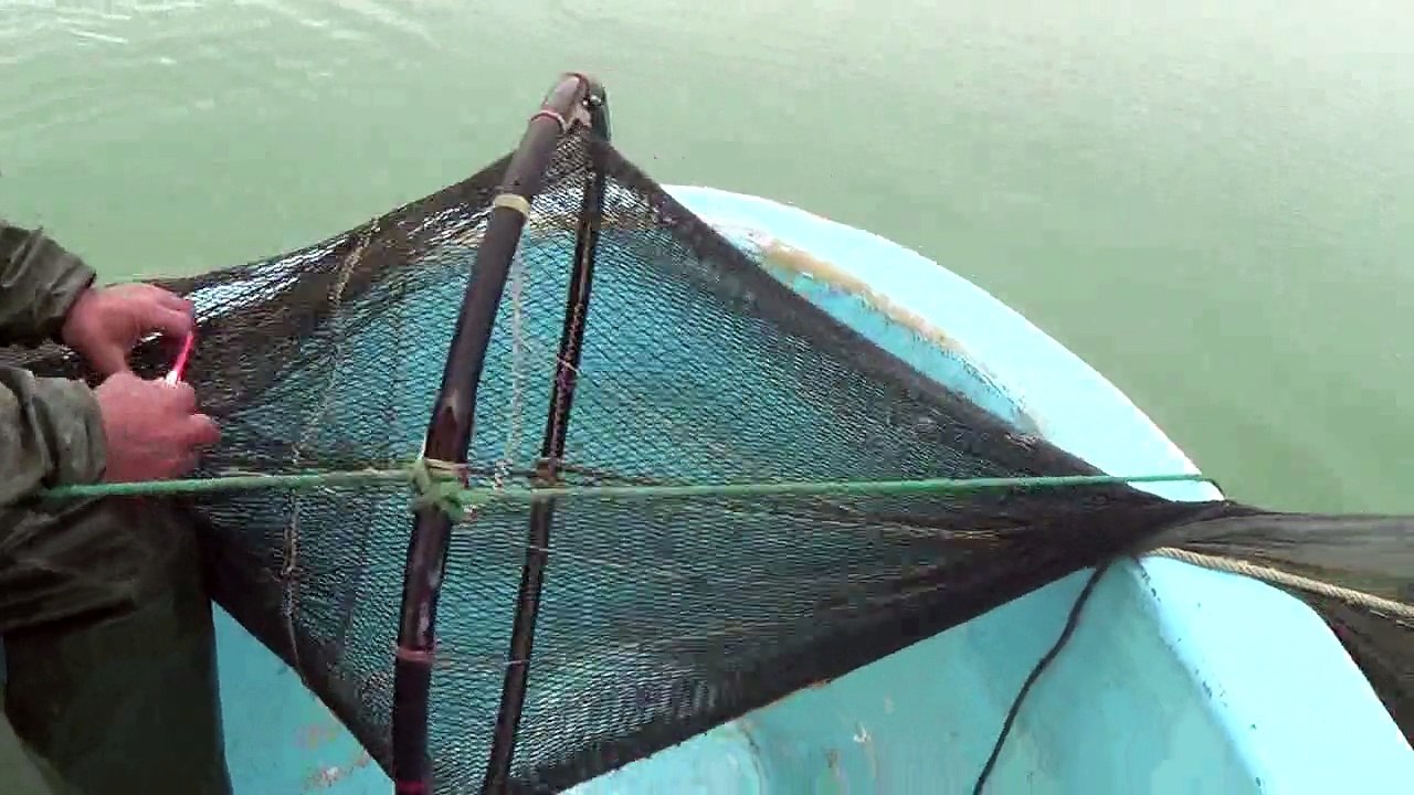 pose un filet verveux pour la peche en étang 2 www.tremail.fr