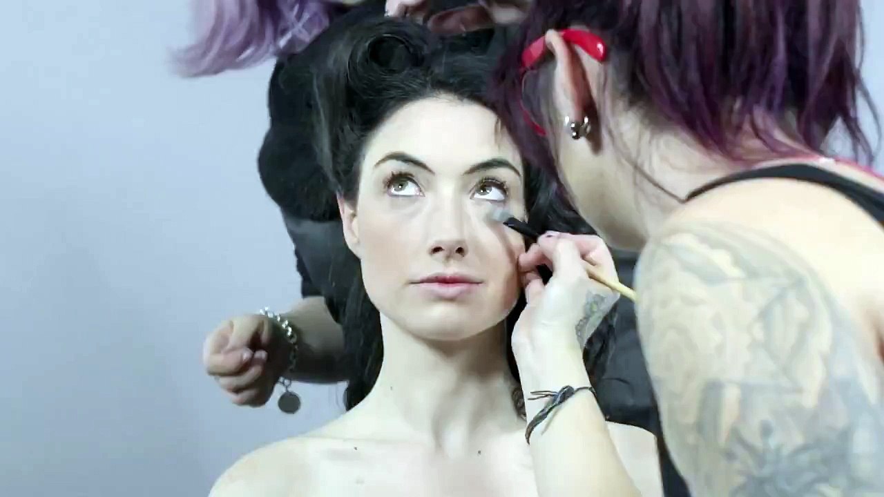1 Dakikada 100 Yıllık Makyaj ve Saç Trendi - 100 Years of Beauty in 1 Minute