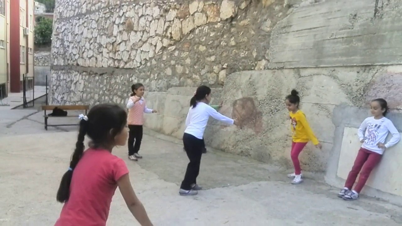 ‎Kızlarım köşe kapmaca oynuyor (4 ‎Kasım ‎2014 ‎Salı) Videoyu yüksek kalitede izleyiniz!