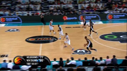 Alley-oop mania in Australia, Worthington inarrestabile