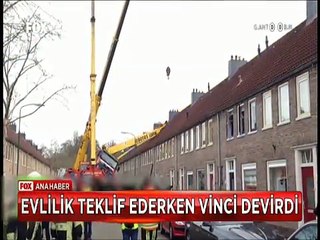 Şaşkın Aşık Evlilik teklifi yaparken Vinç devirdi çatıyı uçurdu