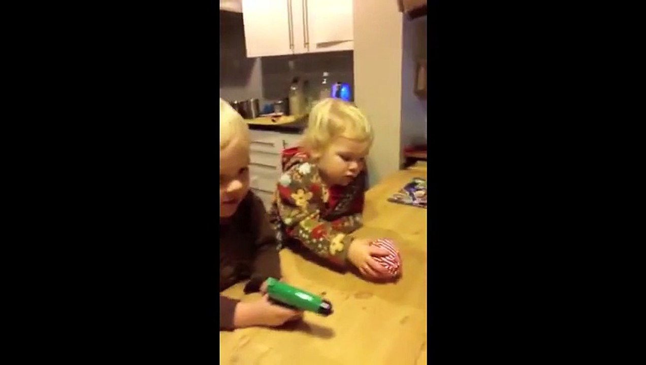 Réaction adorable de ces enfants recevant des horribles cadeaux de NOEL!