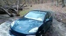 Traverser une rivière avec un Porsche Cayenne : FAIL de gros débile!