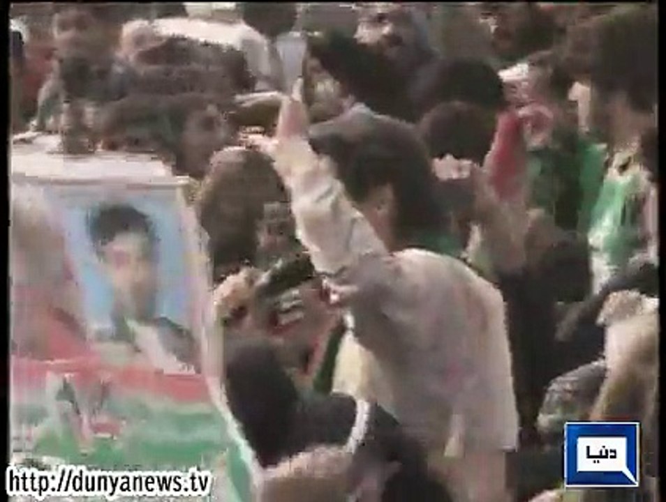 Dunya News - Imran Khan thanks his supporters at Bhatta Chowk.