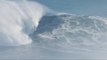 Benjamin Sanchis surfe une vague de 30 mètres