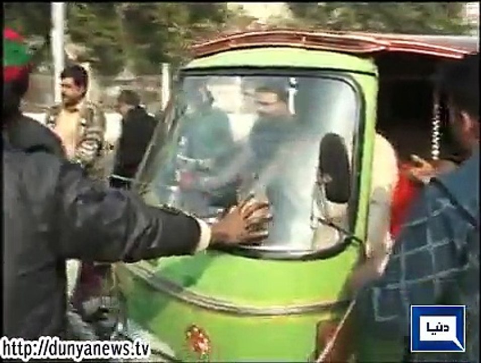 Dunya News - PTI supporters fight with citizens in GPO chowk