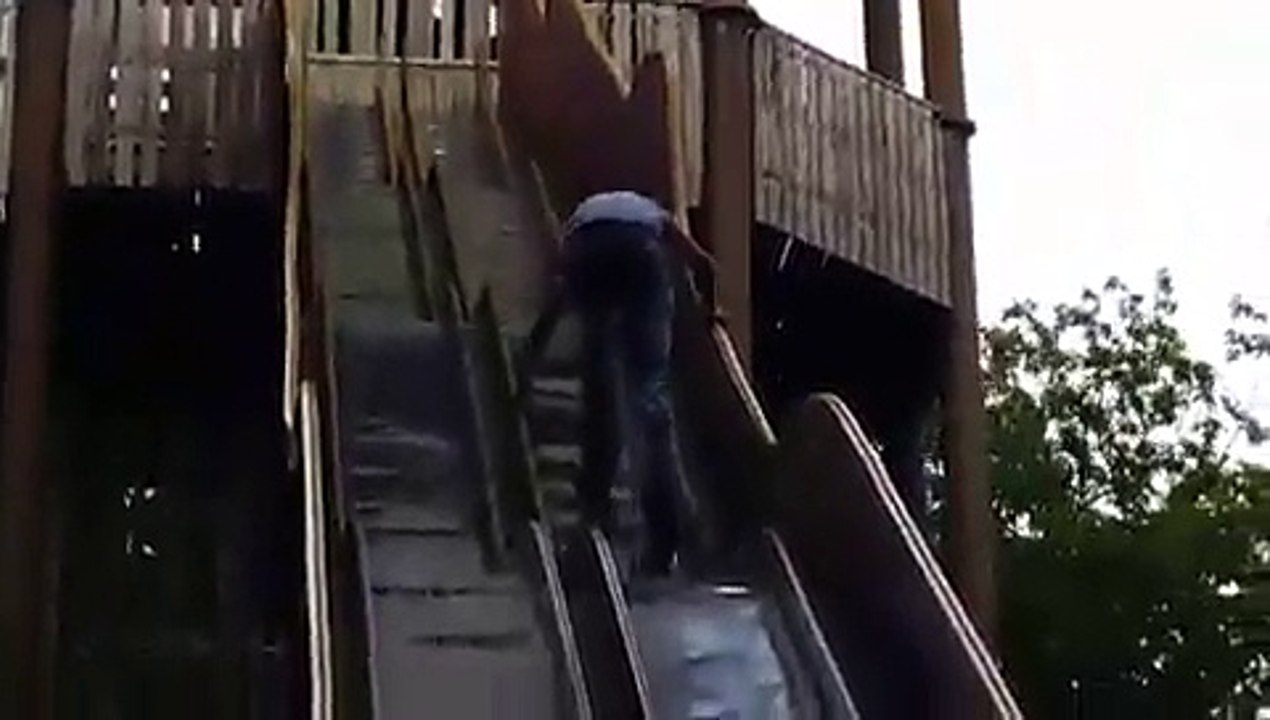 Régis veut faire du toboggan alors qu'il est fermé