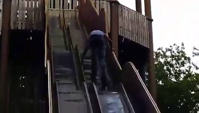 Régis veut faire du toboggan alors qu'il est fermé