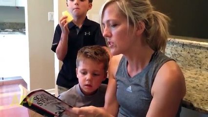 Elle lit une histoire effrayante à son fils