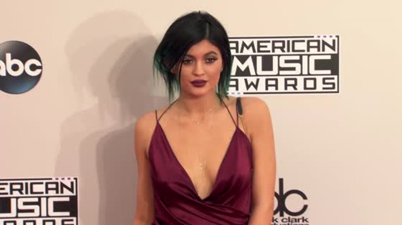 Kylie jenner bestreitet schwangerschaft, hochzeit und rap karriere