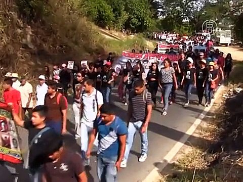 В Мексике учителя устроили уличные беспорядки