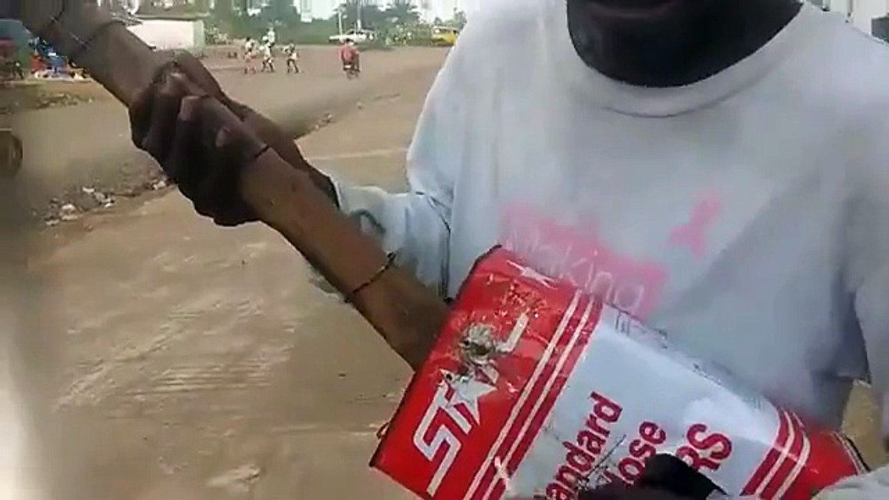 Joueur de guitare qui devrait arrêter la guitare