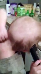 Un enfant se peigne avec une tondeuse