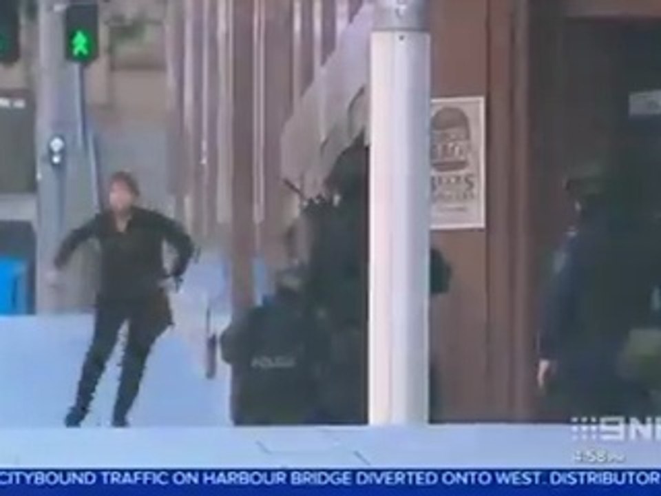 Momento en el que rehenes de cafetería de Sidney escapan - Daily Mail Online