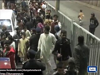 Dunya News - PTI activists show aggression on Chungi Metro station