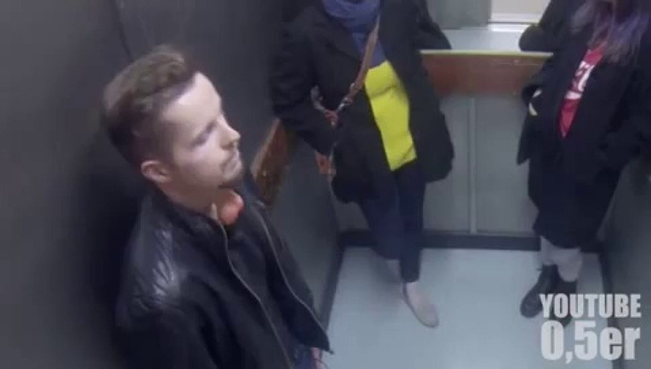 Il a une fausse paire de couille sur le menton dans cette caméra cachée !