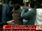 Clash b/w PML-N & PTI workers in Bhatti chowk Lahore