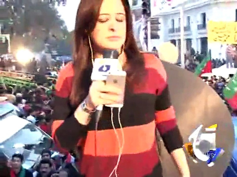 PTI workers attack Geo News van, Abuse Sana Mirza Geo Reports in Lahore 15 December 2013