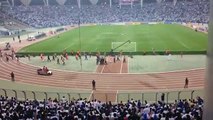 رجل امن سعودي يضرب مشجعي نادي الهلال