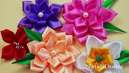 Elle réalise une fleur à partir de petits bouts de ruban! Vous le pouvez aussi!