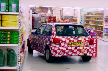 Une voiture circule dans un supermarché - ZAPPING AUTO DU 15/12/2014