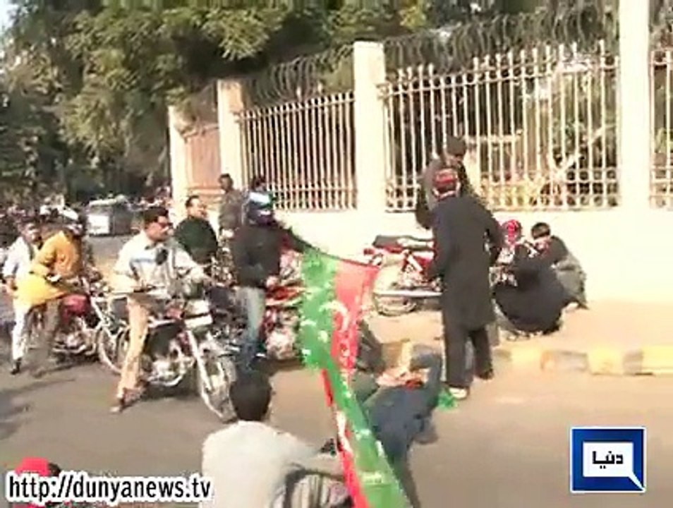 Averse person crushed legs of PTI worker while Lahore Shutdown
