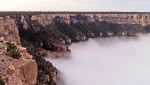 Un nuage remplis le grand canyon