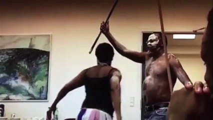 Pais 'invadem' coletiva de jogador convocado e fazem ritual ancestral