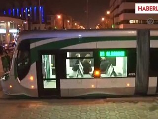 Otomobil Tramvay Durağına Girdi