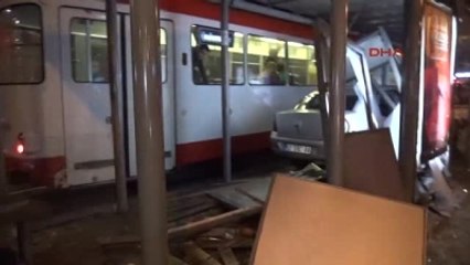 Konya Otomobil ile Tramvay Durağına Daldı