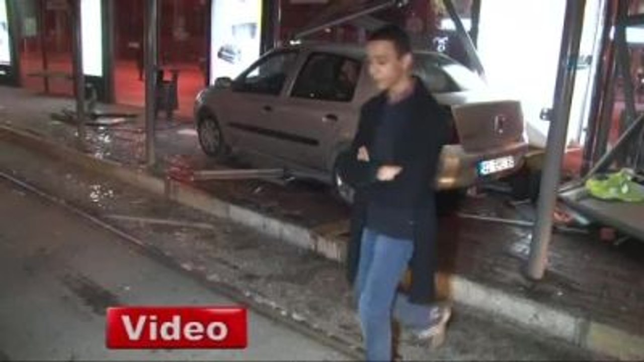 Otomobil Tramvay Durağına Girdi