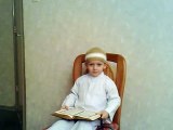 طفل صغير يقرأ القران ماشاء الله