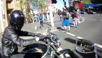 Un motard en pleine séance de drague se fait pourrir par un vieux gars en scooter!