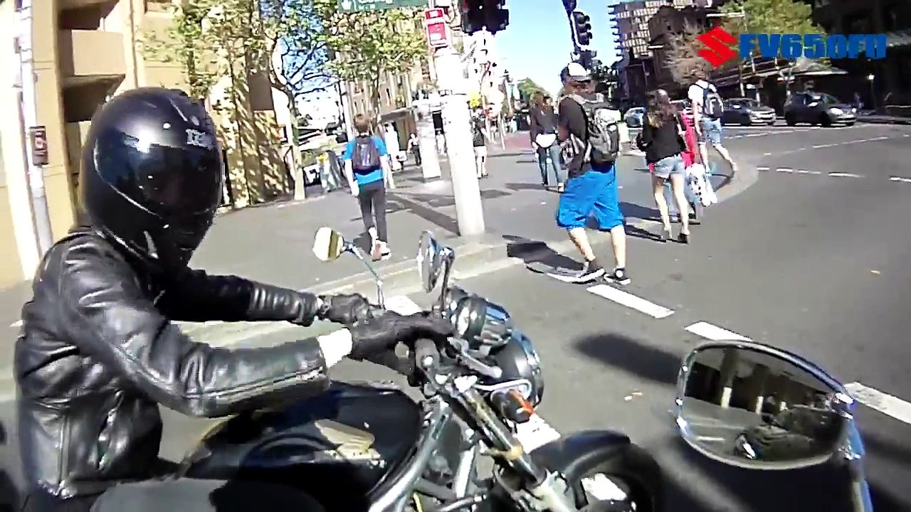 Un motard en pleine séance de drague se fait pourrir par un vieux gars en scooter!