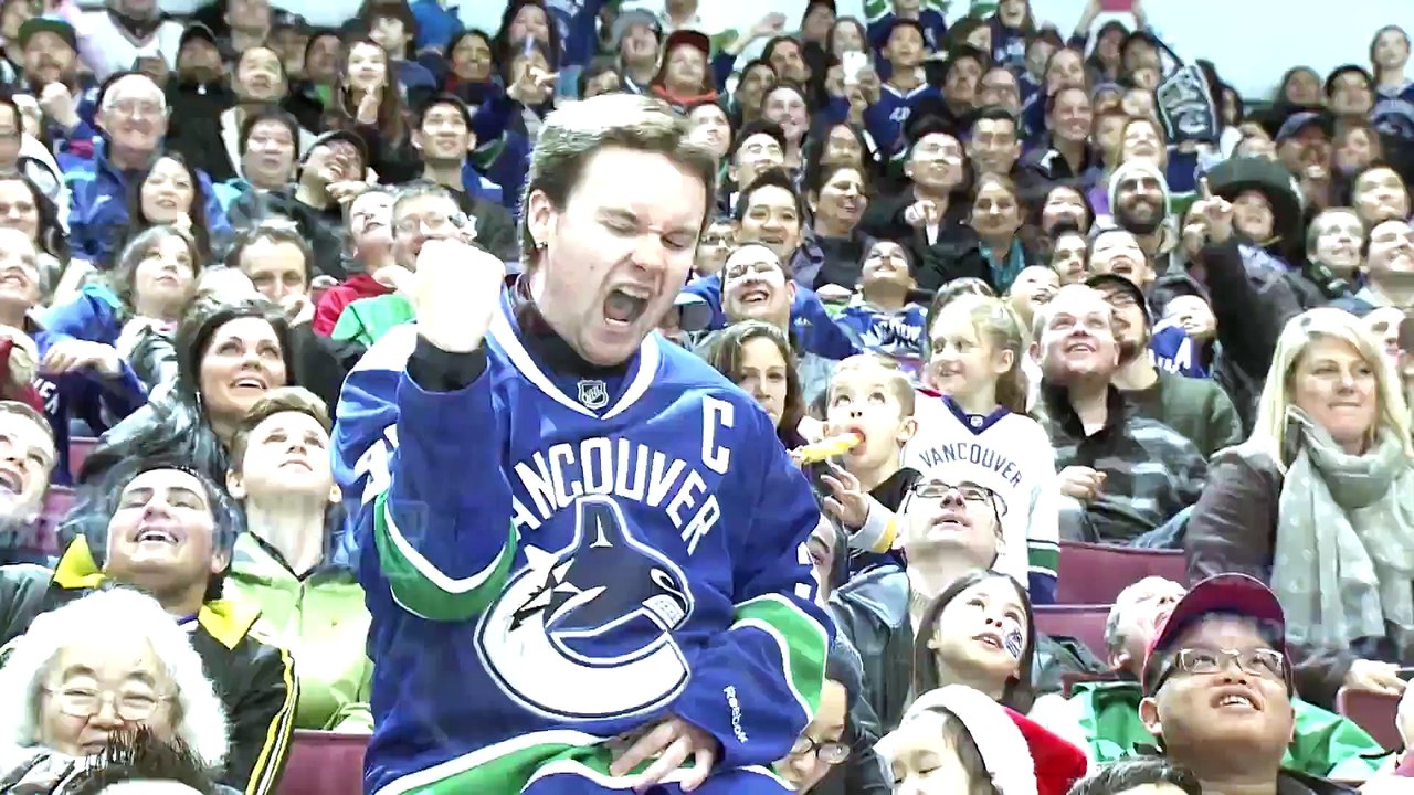 Un fan des Canucks improvise une danse de fou et il a pas honte!
