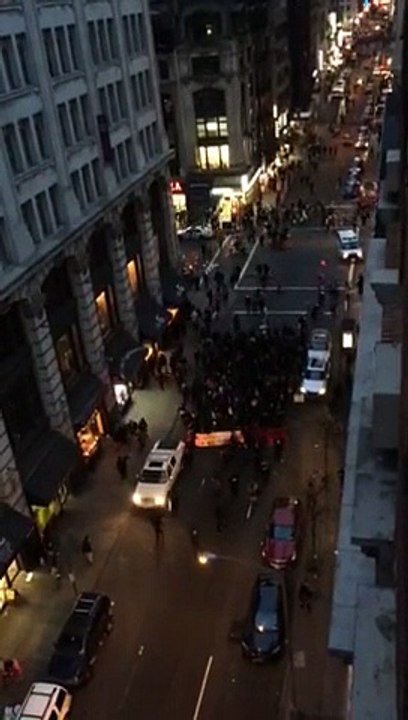 "On veut des flic mort!". Voilà le slogan de manifestants de New York contre les bavures policières!