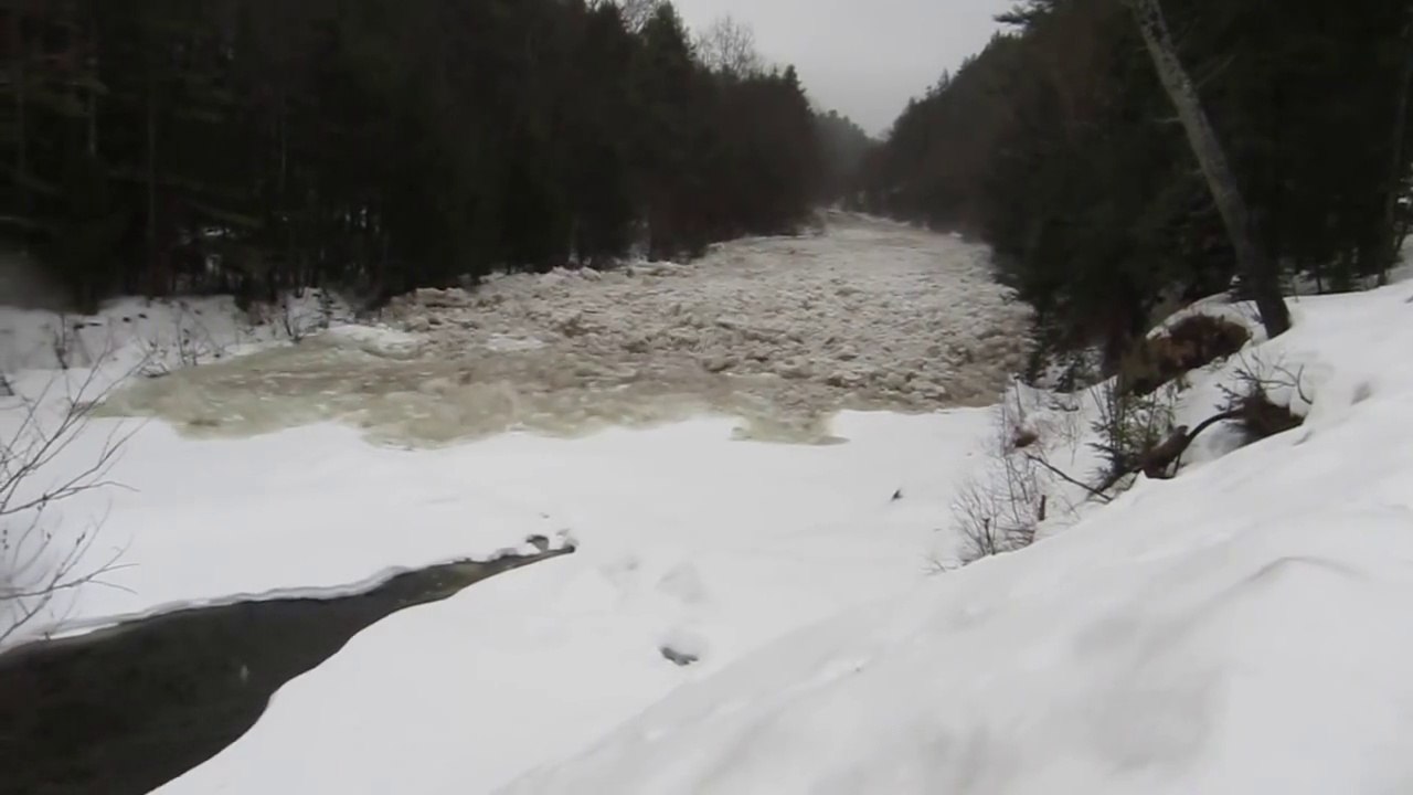 Un flot de glace en mouvement recouvre une rivière gelée - Inondation de glacier!