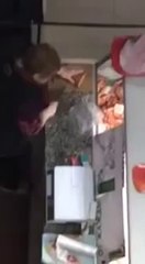 Arnaque chez le boucher en russie : balance faussée avec es poids!