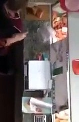 Une vendeuse arnarque un client