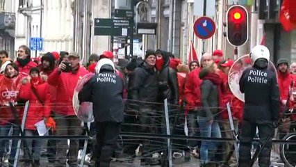 Grève nationale: Le siège de la N-VA cible de jets d'oeufs