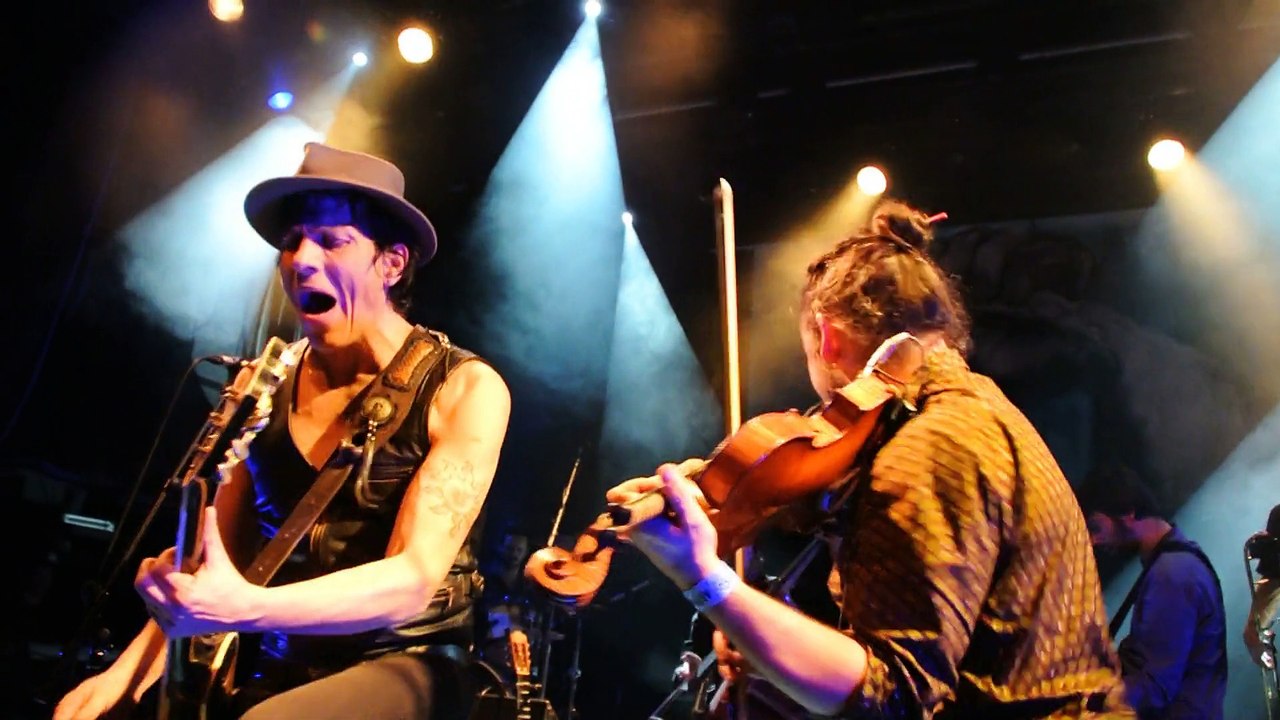 Les Hurlements d'Léo chantent Mano Solo : "Je n'ai pas pas" et "On vous aura prévenu"